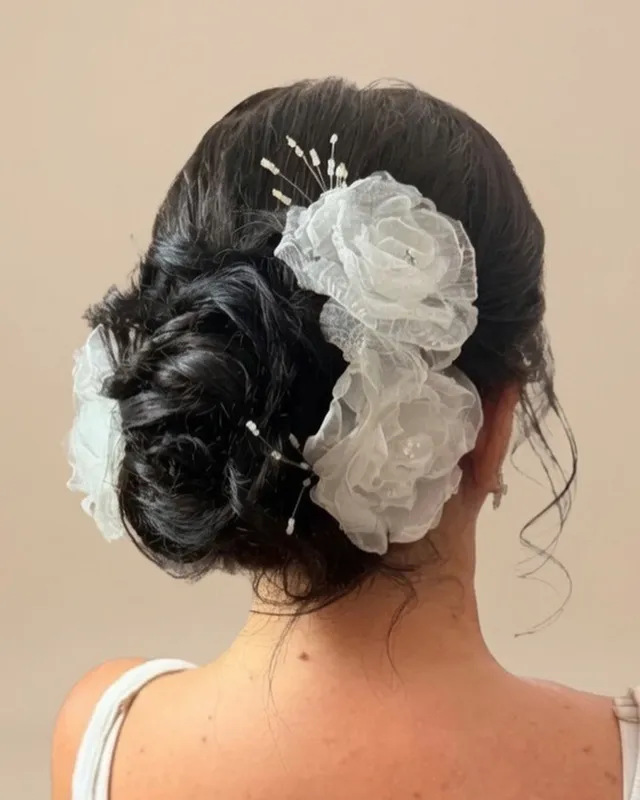 Coque baixo com flores de organza